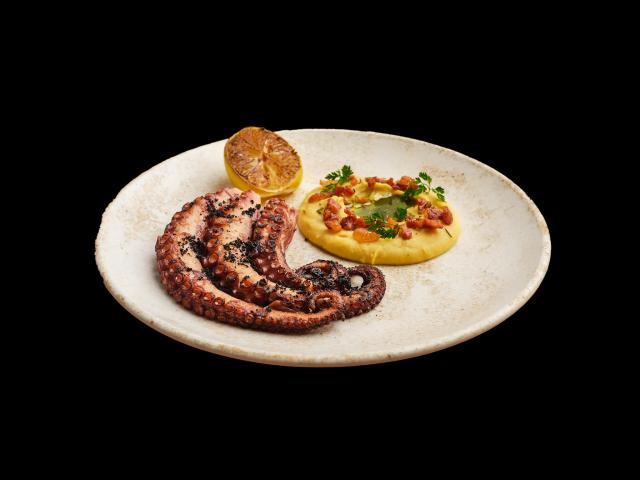 Polpo alla griglia con ceci, guanciale e rosmarino