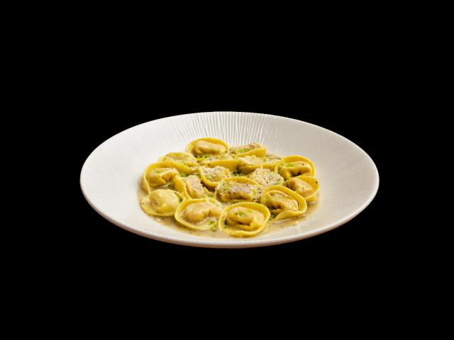 Tortellini ripieni e ristretto di brodo di pollo